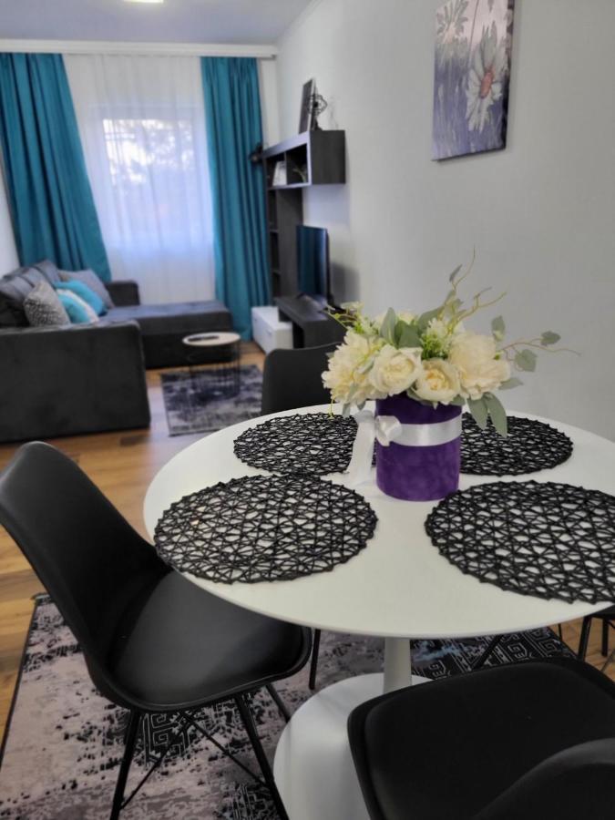 Sky Lux Apartmani Surcin Luaran gambar
