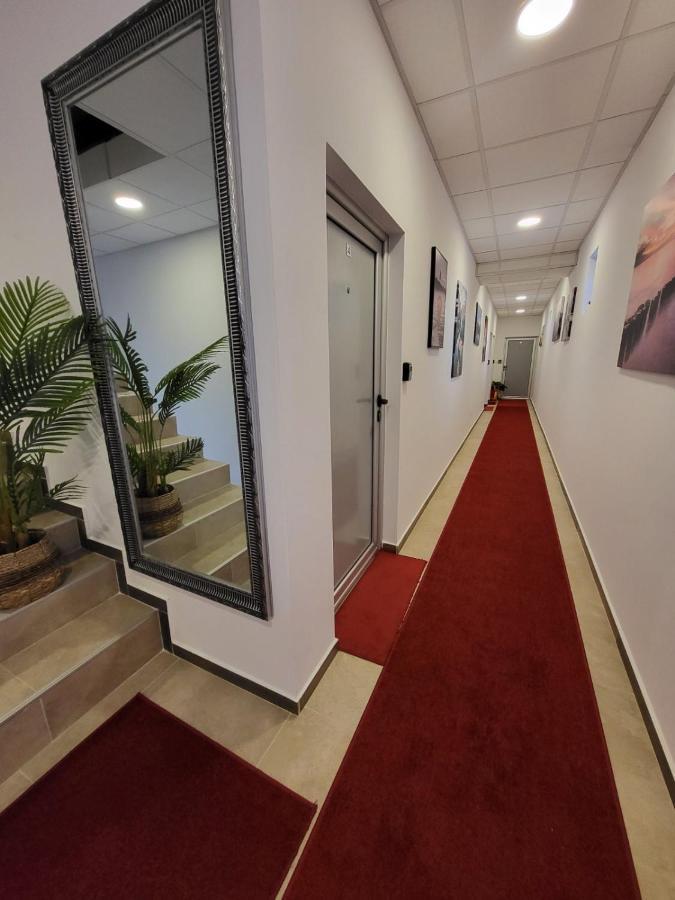 Sky Lux Apartmani Surcin Luaran gambar
