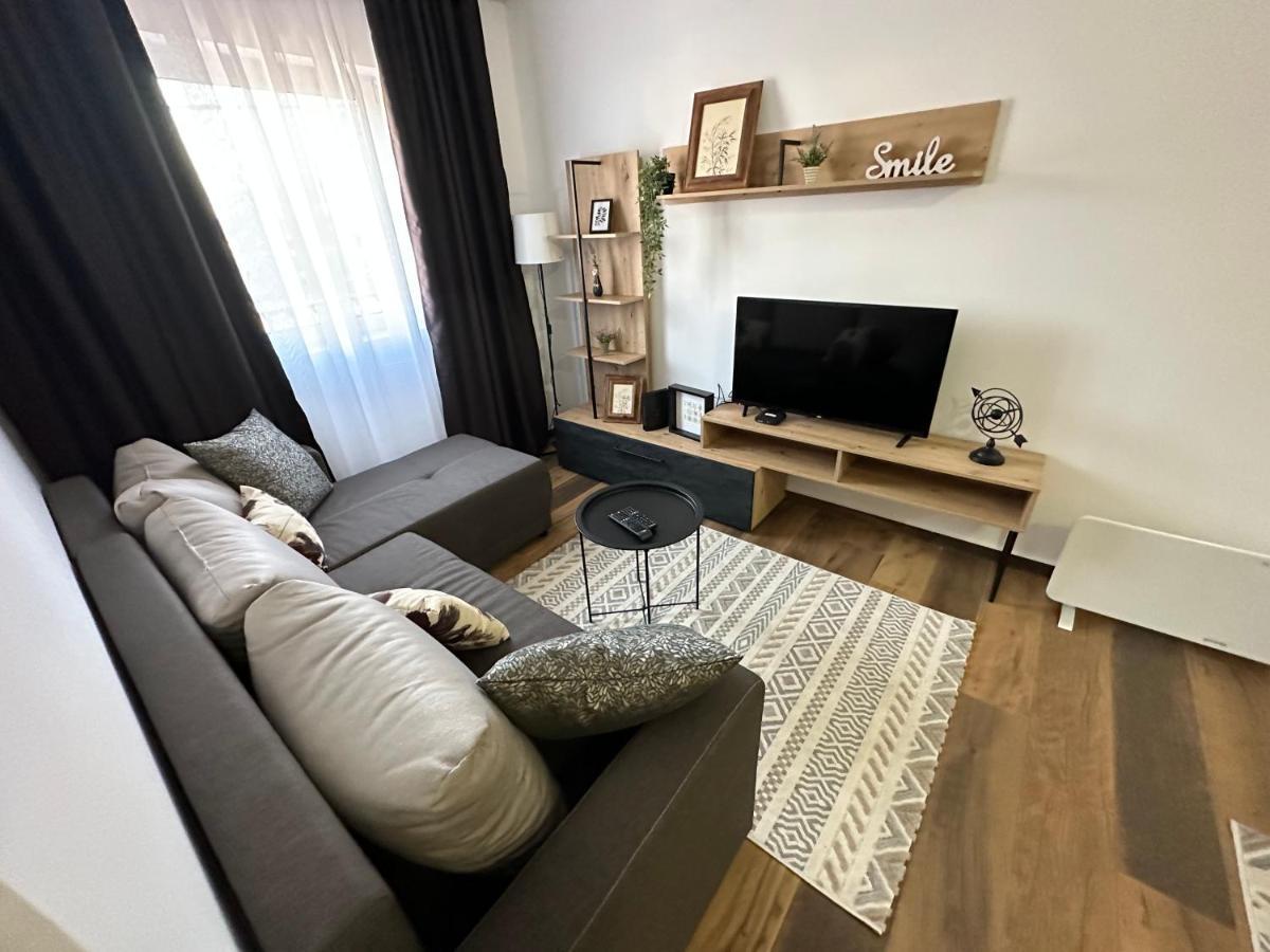 Sky Lux Apartmani Surcin Luaran gambar