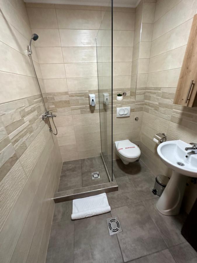 Sky Lux Apartmani Surcin Luaran gambar