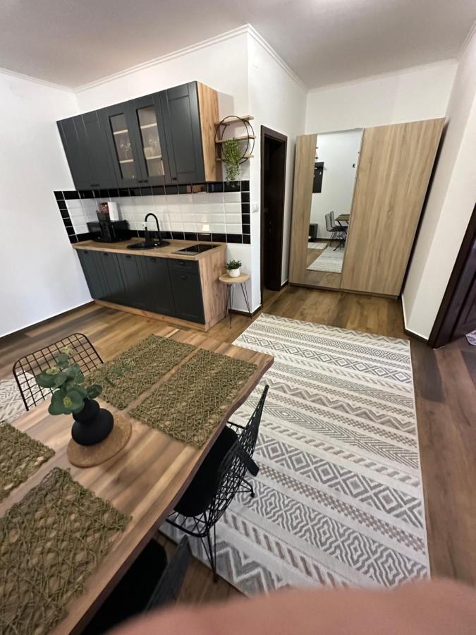 Sky Lux Apartmani Surcin Luaran gambar